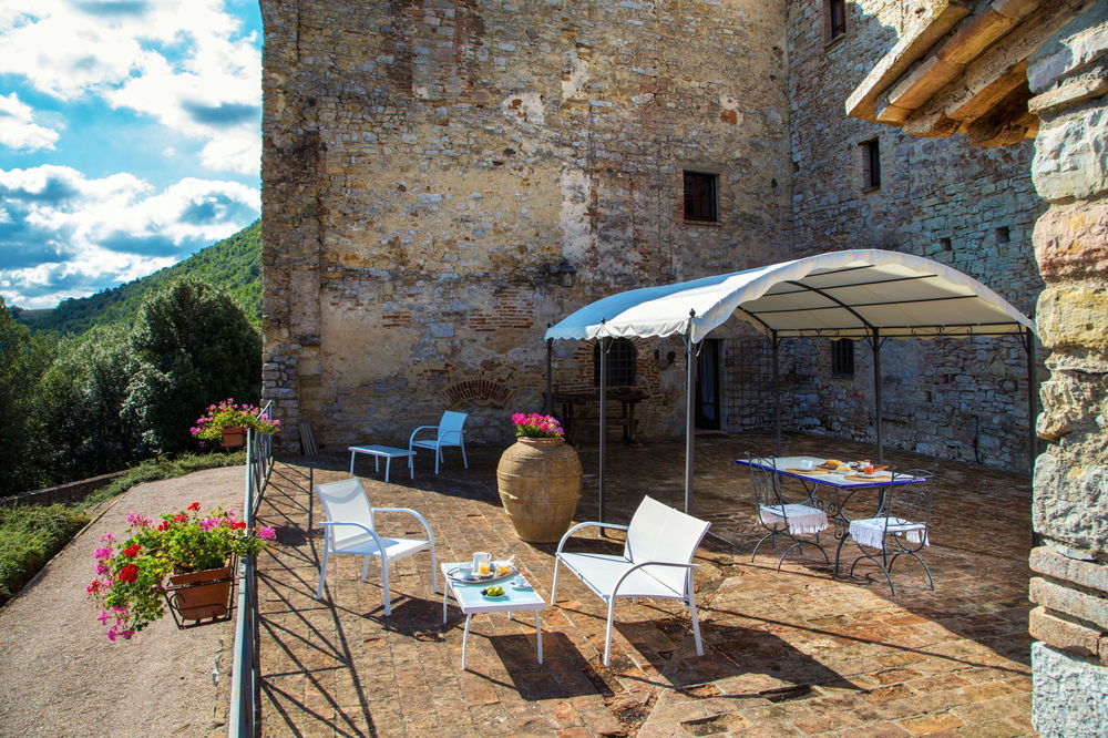 Castello Valenzino Aparthotel Pierantonio Bagian luar foto