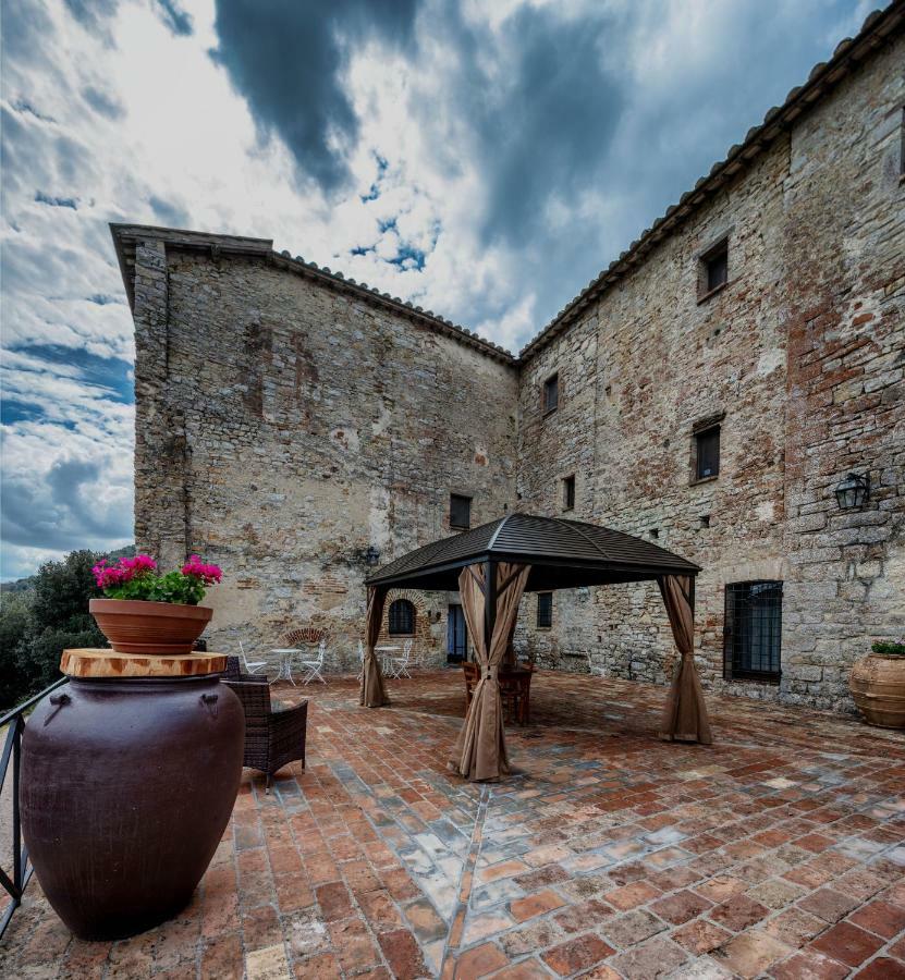 Castello Valenzino Aparthotel Pierantonio Bagian luar foto