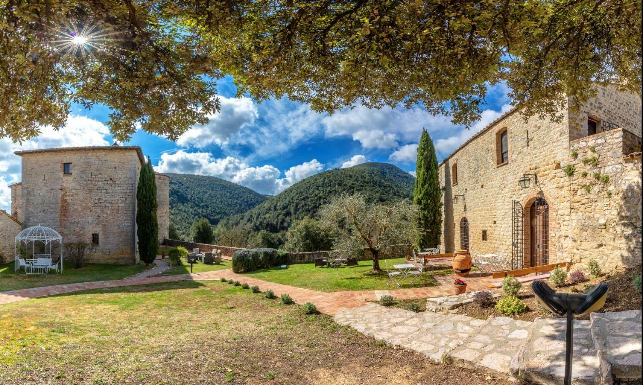 Castello Valenzino Aparthotel Pierantonio Bagian luar foto