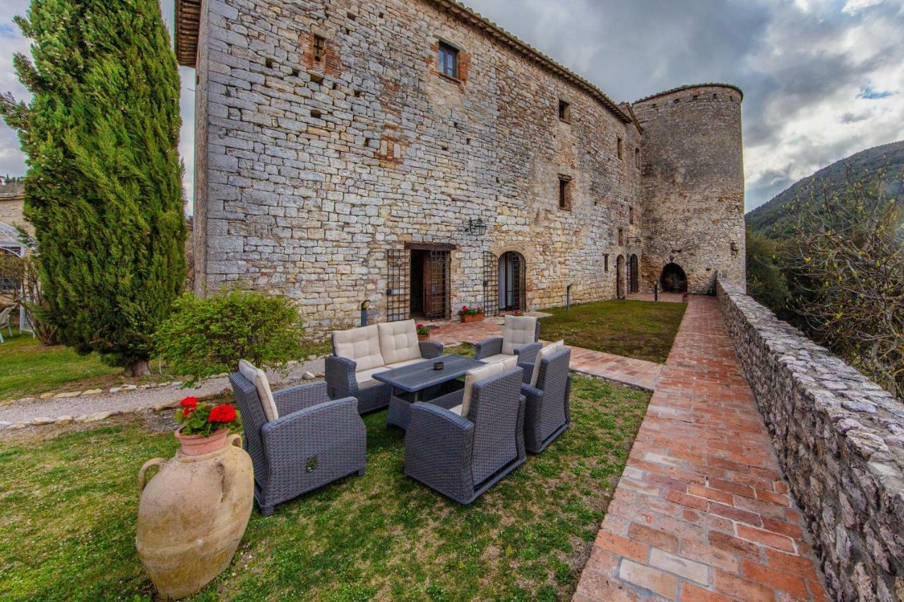 Castello Valenzino Aparthotel Pierantonio Bagian luar foto