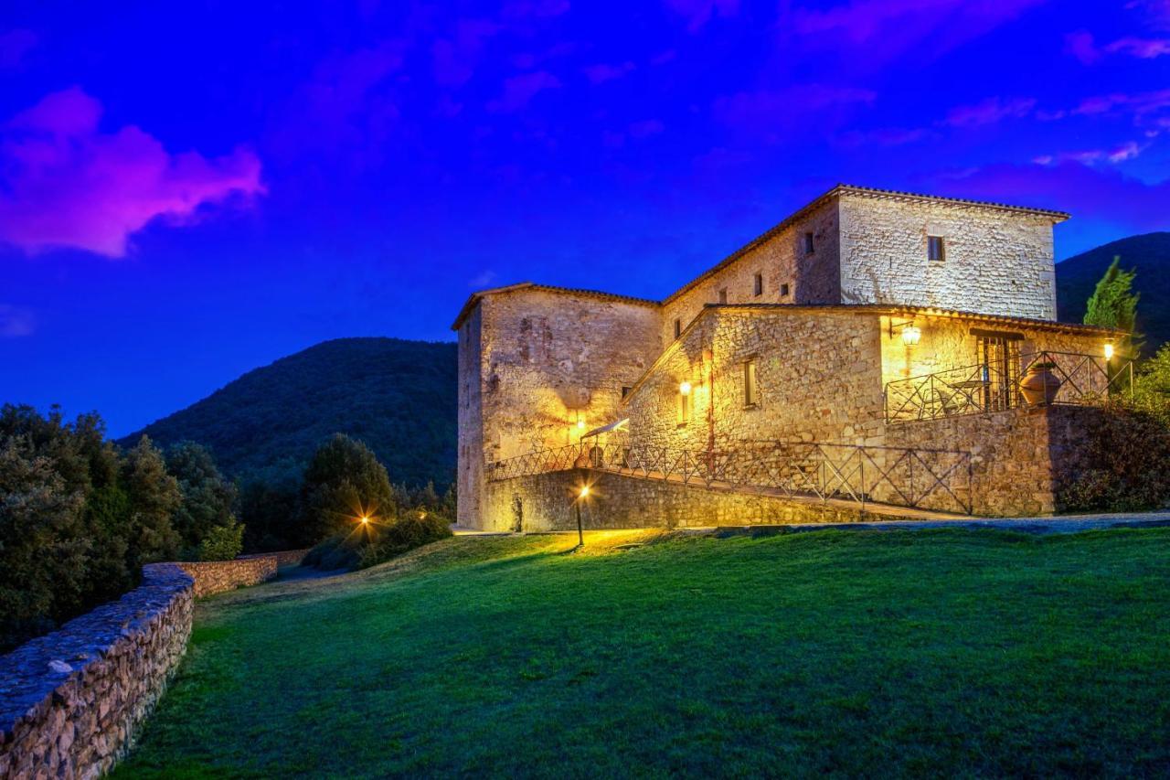 Castello Valenzino Aparthotel Pierantonio Bagian luar foto