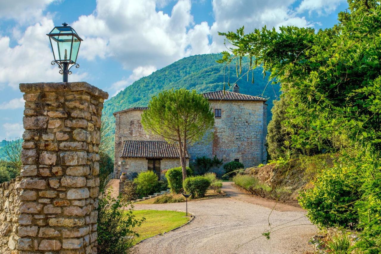 Castello Valenzino Aparthotel Pierantonio Bagian luar foto