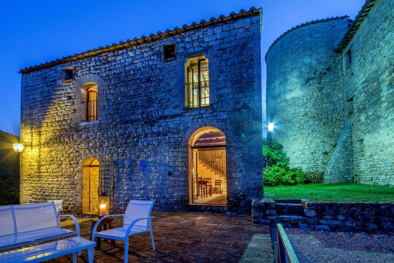 Castello Valenzino Aparthotel Pierantonio Bagian luar foto