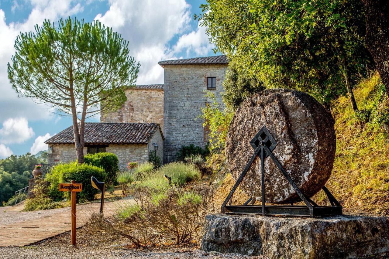 Castello Valenzino Aparthotel Pierantonio Bagian luar foto